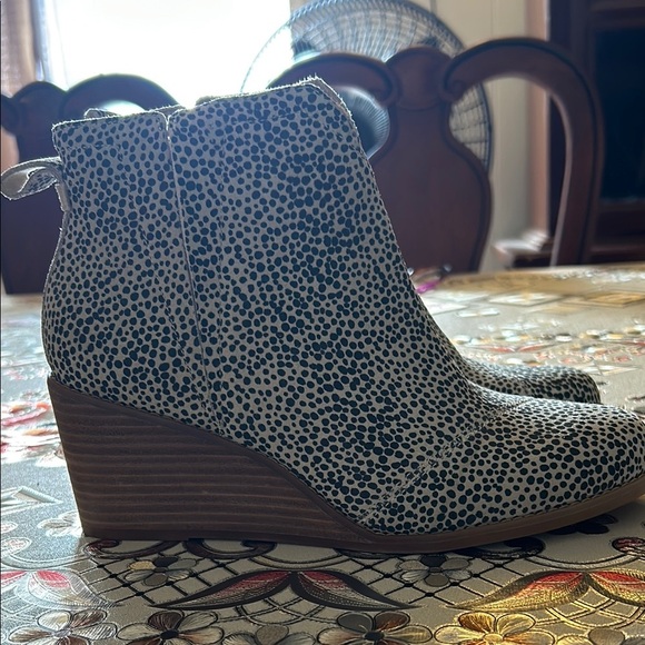 Black and White Ankle Boots with Sleek Silhouette - Picture 2 of 6